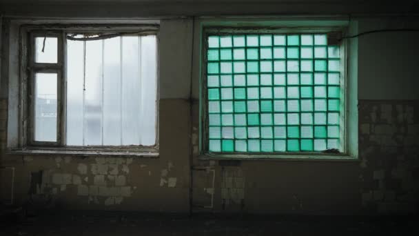 Oude vuile ramen van een industrieterrein. — Stockvideo