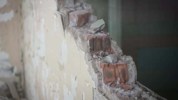 Het ontmantelen van een onnodige bakstenen muur tijdens bouwwerkzaamheden in een oud gebouw. — Stockvideo