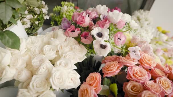 Virágüzlet nagykereskedelme. A boltban sok virág várja a vásárlókat.. — Stock videók