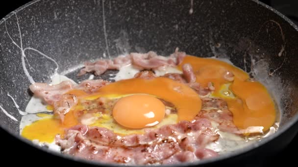 Gebakken eieren met spek. Zeer smakelijk en voedzaam voor het ontbijt. — Stockvideo