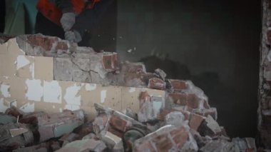 Eski bir binada inşaat sırasında gereksiz tuğla bir duvarı sökmek.