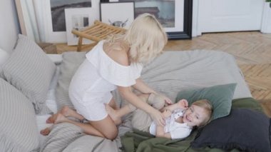 Mutlu anne ve oğul sabahları eğleniyor. Şık tasarımı olan parlak bir daire..