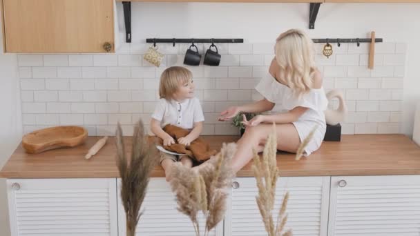 Mom teaches her son about household chores. The boy helps with housework. — Stock Video