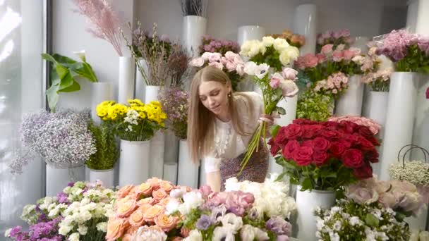 Femme inspirée dans un entrepôt de fleurs fraîches. Service de livraison de fleurs fraîches. — Video