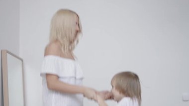 Mutlu anne ve oğul sabahları eğleniyor. Şık tasarımı olan parlak bir daire..