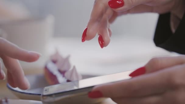 A női kezek nyomják az okostelefon képernyőjét — Stock videók