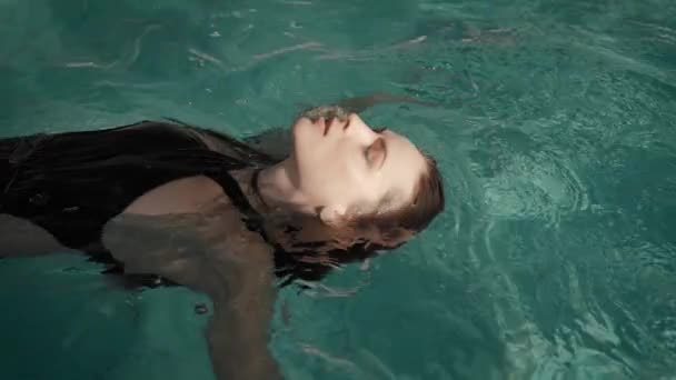 La femme nage dans la piscine. La natation est bonne pour la santé — Video