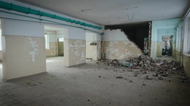 Yıkık duvarları olan terk edilmiş bir sanayi binası. Eski bina hala yenilenebilir..