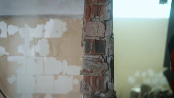 Side view. Workers break the wall with heavy hammers. — Stock Video