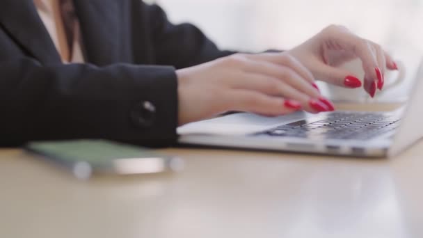 En el marco, un teclado portátil y manos femeninas con una manicura de alta calidad. — Vídeos de Stock