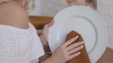 Anne ve oğlu parlak bir mutfakta. Birlikte, ev işi daha eğlenceli..