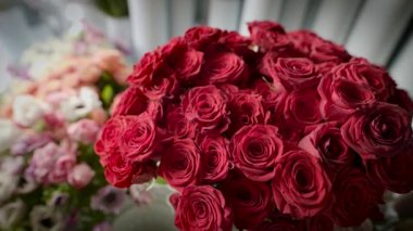 Toptan çiçek deposu. Mağazadaki birçok çiçek müşterilerini bekliyor..