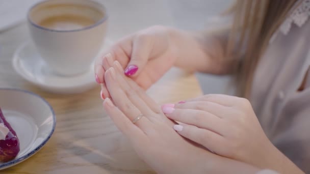 En el marco, las manos femeninas con una manicura, las mujeres en un café, discutiendo la calidad de las uñas y el barniz. — Vídeo de stock