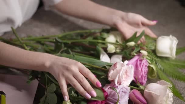 Dans le cadre, les mains féminines avec une bonne manucure, et des fleurs pour un bouquet. — Video