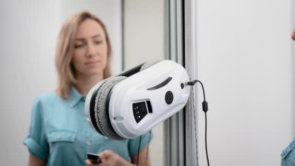 Schoonmaakrobot op het werk thuis. De robot reinigt de spiegel in de gang. — Stockvideo