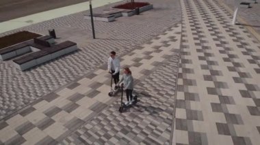 Seyahat eden insanların hava görüntüsü. Bir adam ve bir kadın elektrikli scooter kullanıyor..