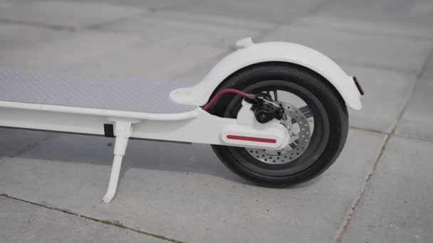 Elektrikli scooter, kullanışlı ve çevre dostu bir ulaşım aracı. — Stok video