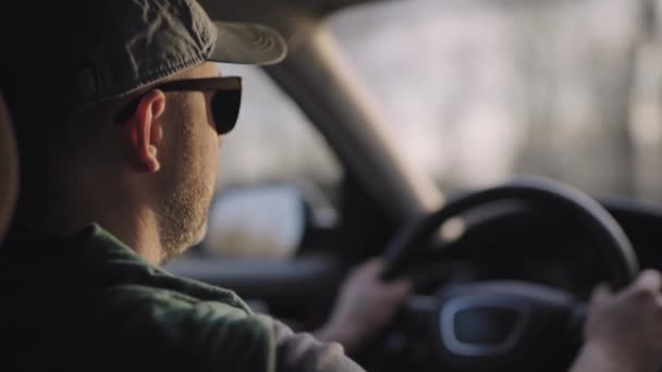 Um homem de meia-idade a conduzir um carro. O tipo vai para casa depois do trabalho.. — Vídeo de Stock