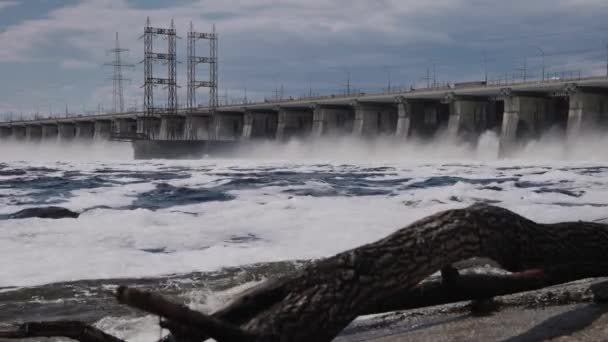 Waterkrachtcentrale. De dam laat in het voorjaar grote hoeveelheden water vrij. — Stockvideo