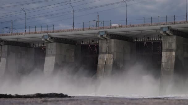 Den tekniska delen av dammen. Vattenkraftverk, vatten släpps ut. — Stockvideo