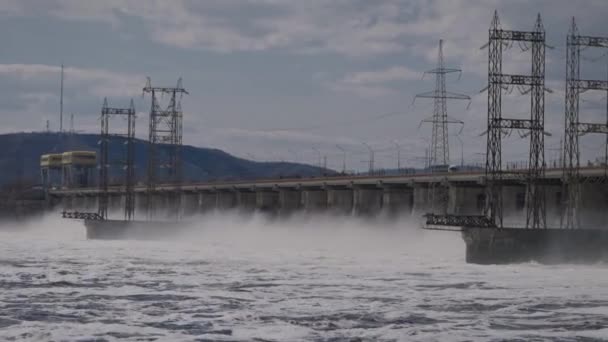 Central hidroeléctrica en el río Volga. Construcción a gran escala con una carretera. — Vídeo de stock