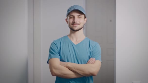 Portrét pozitivního teenagera v tričku a čepici. Částečný úvazek — Stock video