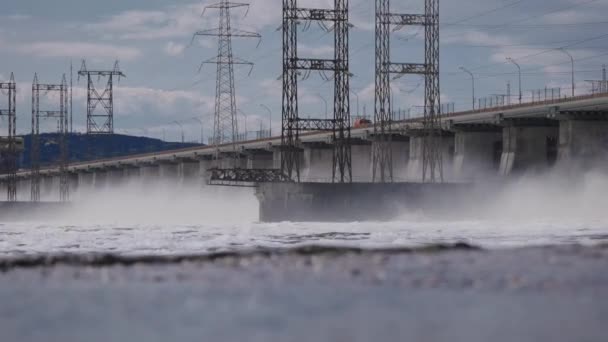 Waterkrachtcentrale. De dam laat in het voorjaar grote hoeveelheden water vrij. — Stockvideo