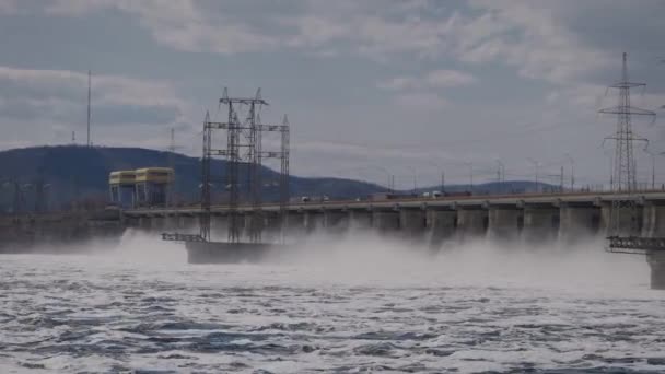 Central hidroeléctrica en el río Volga. Construcción a gran escala con una carretera. — Vídeos de Stock