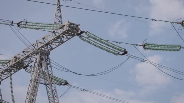 Líneas eléctricas de alto voltaje. Los cables potentes conducen corrientes de alto voltaje. — Vídeos de Stock