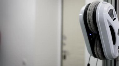 Evde temizlik robotu var. Robot koridordaki aynayı temizliyor..