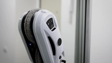 Evde temizlik robotu var. Robot koridordaki aynayı temizliyor..
