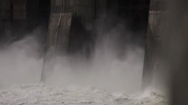 Barajın teknolojik kısmı. Hidroelektrik santrali, su boşaltılıyor..