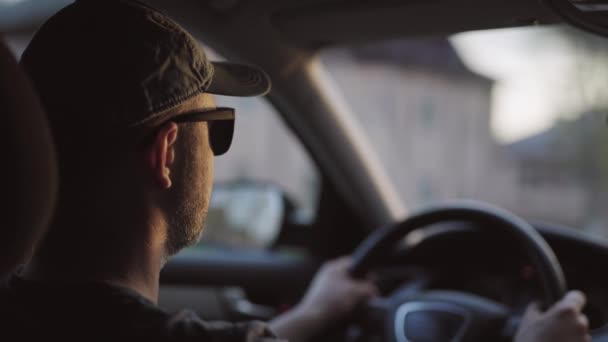 Un uomo di mezza eta 'che guida un'auto. Il ragazzo sta tornando a casa dopo il lavoro. — Video Stock