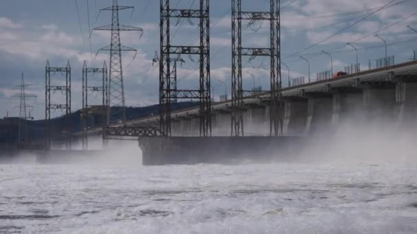 Гидроэлектростанция сбрасывает большое количество воды. — стоковое видео