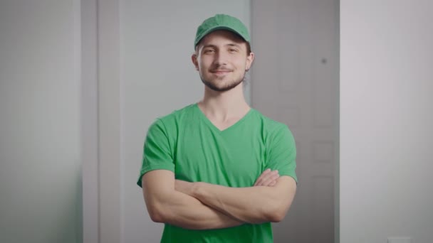 Retrato de un joven con uniforme verde. — Vídeo de stock