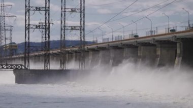 Volga Nehri 'ndeki hidroelektrik santrali. Yolu olan büyük ölçekli bir yapı..