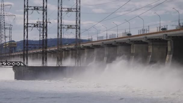 Centrale hydroélectrique sur la Volga. Construction à grande échelle avec route. — Video