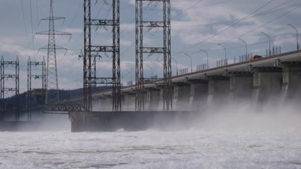 볼가 강의 수력 발전소입니다. 도로 가 있는 대규모 건축. — 비디오