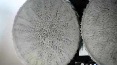 Cam temizleyicisi robot yakın plan. Özel paçavralar camı temizler..