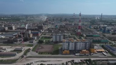 Hava görüntüsü. İşçiler beton direkler kurmak için büyük bir vinç kullanıyorlar. İnşaat