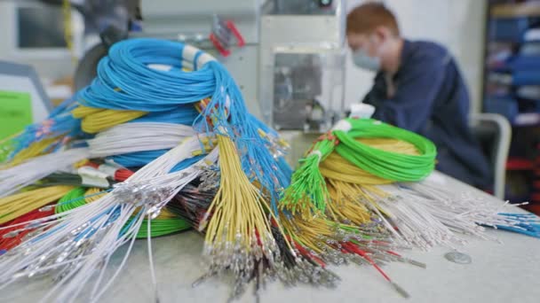 Di sebuah pabrik untuk produksi kabel listrik. Kabel berwarna di latar depan. — Stok Video