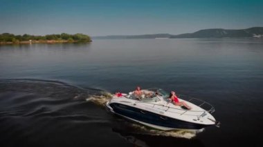 Hava görüntüsü. Teknesinde zengin bir adam. Güzel kadın modeller bir yatta dinleniyor..