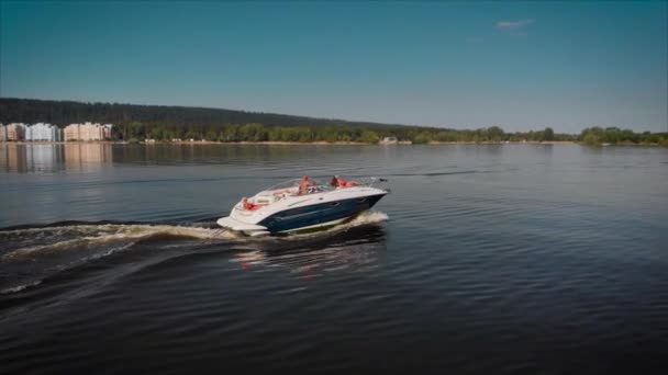 Vista aérea. Un hombre rico en su barco. Hermosas modelos femeninas están descansando en un yate. — Vídeos de Stock