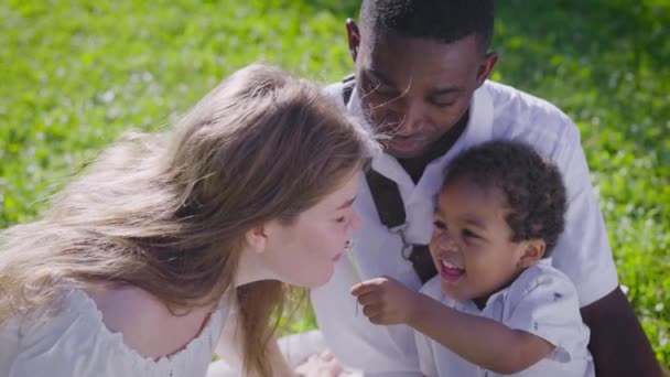 Multicultural family in the park. Mom dad and son are having a great time together. — Stock Video