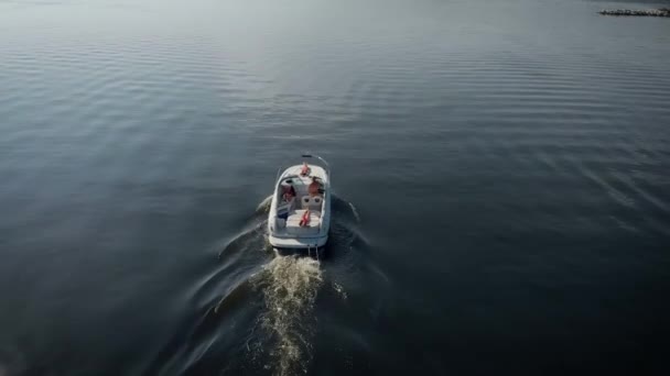 Luftaufnahme. Ein reicher Mann auf seinem Boot. Schöne Models ruhen sich auf einer Jacht aus. — Stockvideo