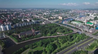 Hava görüntüsü. Kaliningrad şehrinin manzarası, yaz güneşli bir gün..
