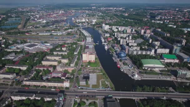 Vista aérea. Panorama de la ciudad de Kaliningrado, día soleado de verano. — Vídeo de stock