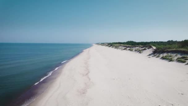 Flygfoto. Ett pittoreskt landskap vid Östersjökusten. Sommardag och öde strand. — Stockvideo