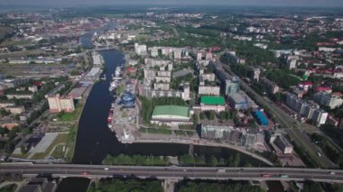 Hava görüntüsü. Kaliningrad şehrinin manzarası, yaz güneşli bir gün..