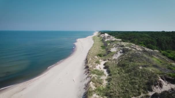 Flygfoto. Ett pittoreskt landskap vid Östersjökusten. Sommardag och öde strand. — Stockvideo